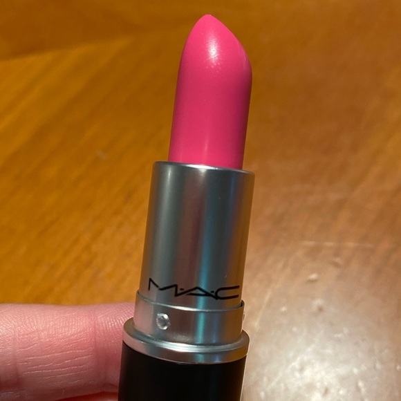 MAC Amplifed Creme Lipstick Do Not Disturb - Picture 8 of 16